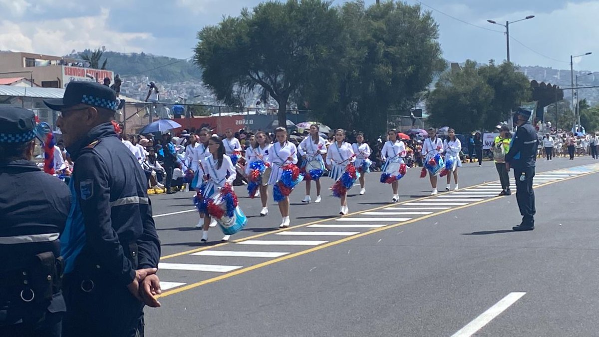 AlejandraBaca24's tweet photo. Banda de paz de la Unidad Educativa particular "Santa Dorotea".
#fiestasdequito #tribunadelsur #confraternidad https://t.co/6fHp7HesPj