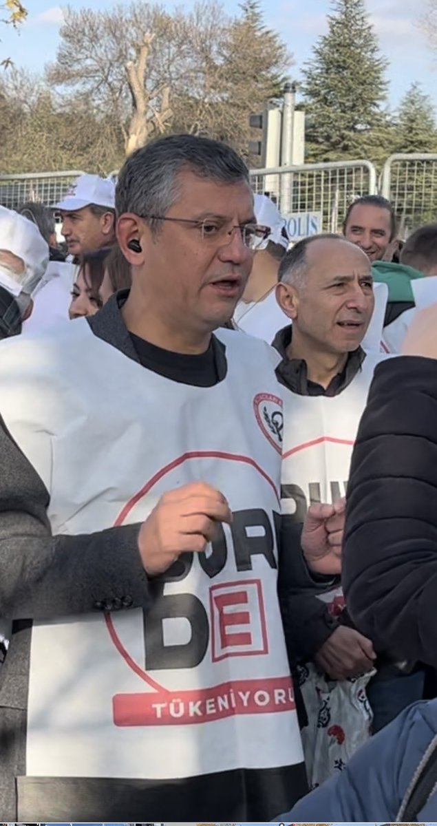 Önce mesleğim diyerek,
meydanda eczacı meslektaşları ile omuz omuza veren,
millet vekillerimize de teşekkür etmeden geçmeyelim..👏🏻
<a href="/gamzetascier/">Gamze Şengel TAŞCIER</a> <a href="/eczozgurozel/">Özgür Özel</a> 
#27KasımBüyükEczacıMitingi