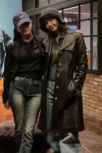 lalisamgger's tweet photo. LISA??? 😳😳 https://t.co/IRdaIoEK88