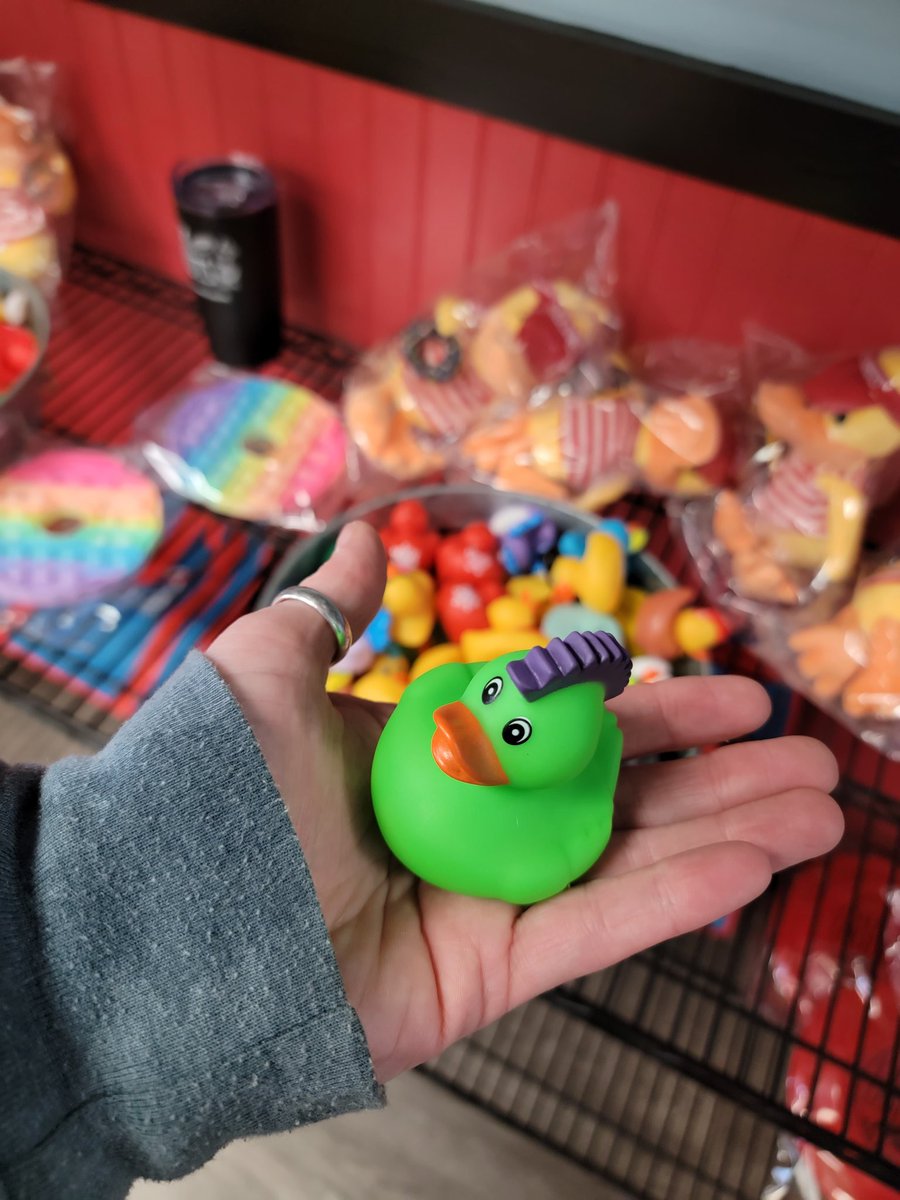 BeebsJoy's tweet photo. Had to convince myself that I didn't need this Mohawk duck this morning. It's hard to break #GISHHoarding habits.
#21GlueGunSalute
#GISH
#ItsNotHoardingIfItsForGISH
#DammitMisha
#rubberduckie https://t.co/Tw7gr0wnV1