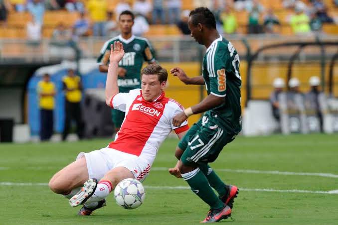 jjoaolourenc0's tweet photo. A dupla de zaga titular da Bélgica hoje é a mesma do Ajax que perdeu pro Palmeiras de 2012

Como que levam a sério uma seleção dessa meu pai do céu https://t.co/gM93NvDsgp