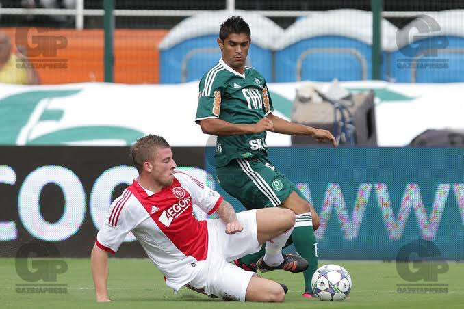 jjoaolourenc0's tweet photo. A dupla de zaga titular da Bélgica hoje é a mesma do Ajax que perdeu pro Palmeiras de 2012

Como que levam a sério uma seleção dessa meu pai do céu https://t.co/gM93NvDsgp