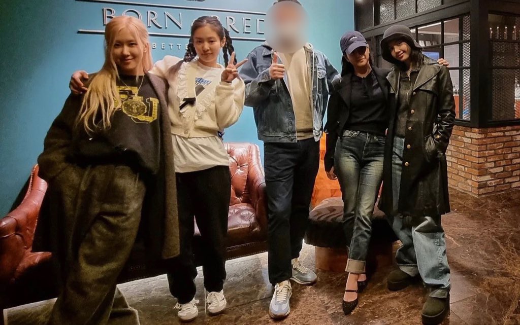 BBU_BLACKPINK's tweet photo. #BLACKPINK at BORN &amp; BRED Restaurant in Seoul.

pinks are regular in that restu😄
#BLACKPINK @BLACKPINK https://t.co/CfXKcm4qZS