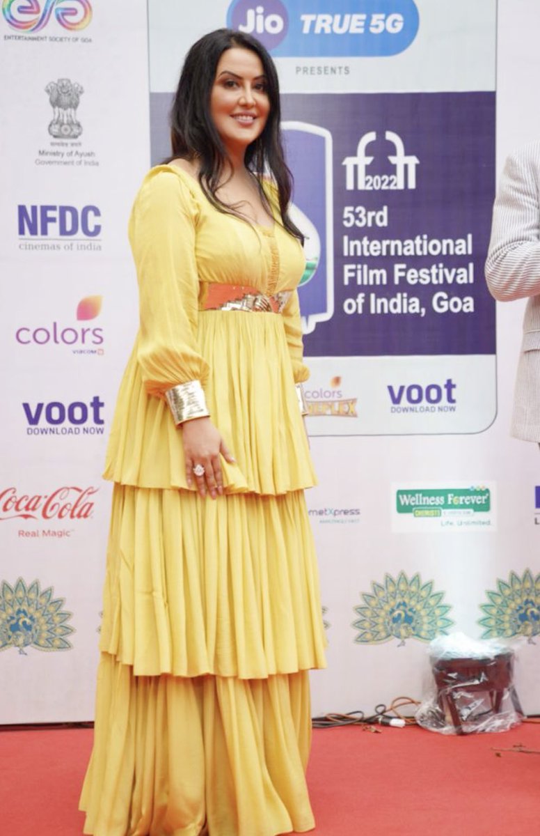 fadnavis_amruta's tweet photo. Walked Red Carpet at @IFFIGoa for  cause ‘स्वच्छ सागर,सुरक्षित सागर’ organised  by @goacm @Divyajfound @bhamlafoundatio  &amp; followed by press conference for inviting everyone for #Cleanathon Goa Miramar,Panjim Beach Clean up-tomorrow at 7.30 am. Let’s together make India Shine🙏 https://t.co/0mGycUL2mt