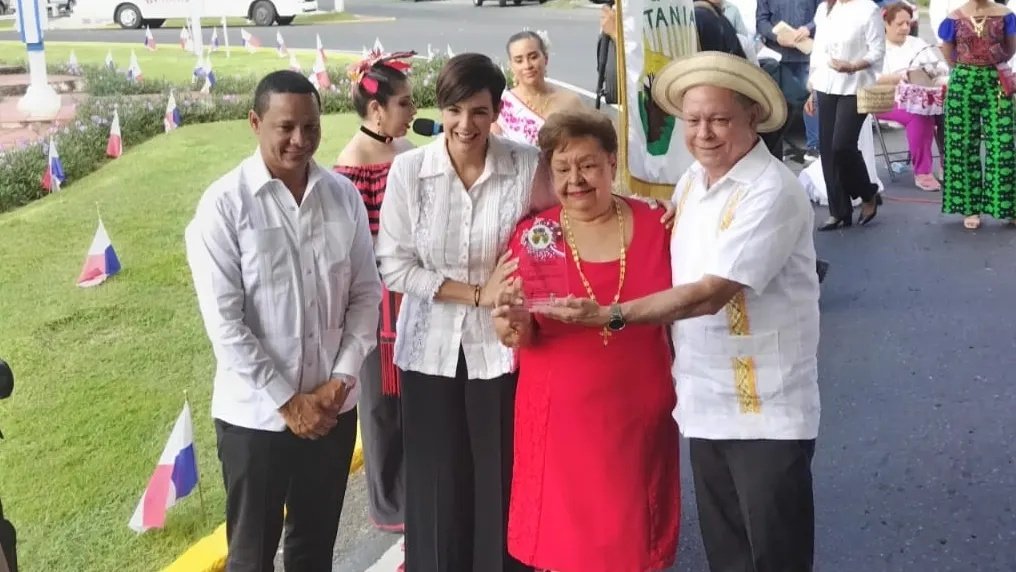 ancecsede's tweet photo. Entrega de reconocimiento "Hija Meritoria" a la Profesora Marcela Ferguson de Rodríguez, voluntaria con más de 45 años al servicio de ANCEC.

El reconocimiento se lo entregó el representante de la Junta Comunal de Betania Abdiel Sandoya y la Vice Alcaldesa Judy Meana.

#ancecpa https://t.co/V7oczpNISa