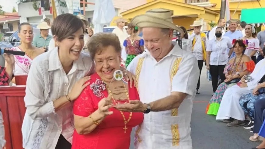 ancecsede's tweet photo. Entrega de reconocimiento "Hija Meritoria" a la Profesora Marcela Ferguson de Rodríguez, voluntaria con más de 45 años al servicio de ANCEC.

El reconocimiento se lo entregó el representante de la Junta Comunal de Betania Abdiel Sandoya y la Vice Alcaldesa Judy Meana.

#ancecpa https://t.co/V7oczpNISa