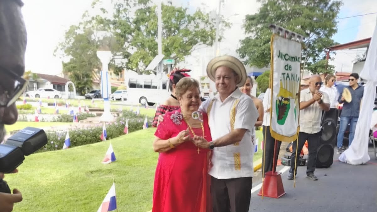 ancecsede's tweet photo. Entrega de reconocimiento "Hija Meritoria" a la Profesora Marcela Ferguson de Rodríguez, voluntaria con más de 45 años al servicio de ANCEC.

El reconocimiento se lo entregó el representante de la Junta Comunal de Betania Abdiel Sandoya y la Vice Alcaldesa Judy Meana.

#ancecpa https://t.co/V7oczpNISa