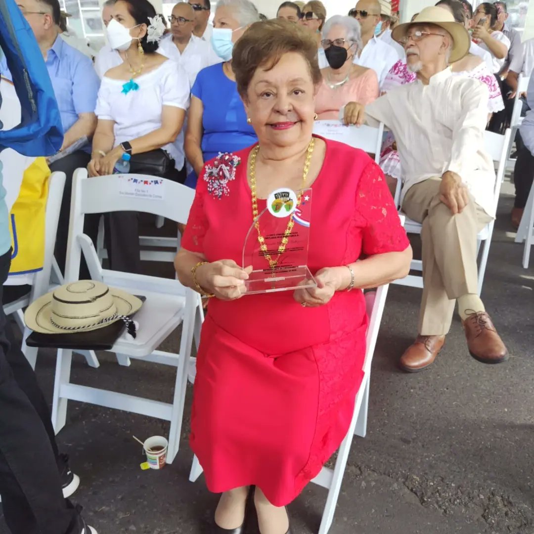 ancecsede's tweet photo. Entrega de reconocimiento "Hija Meritoria" a la Profesora Marcela Ferguson de Rodríguez, voluntaria con más de 45 años al servicio de ANCEC.

El reconocimiento se lo entregó el representante de la Junta Comunal de Betania Abdiel Sandoya y la Vice Alcaldesa Judy Meana.

#ancecpa https://t.co/V7oczpNISa