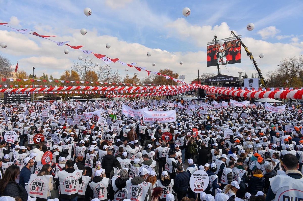 saygingargin's tweet photo. Hak ettiğimiz değeri alabilmek için on binlerle Anıtpark’tan tek ses tek yürek olduk. Haklı mücadelemizle mesleğimize, meslektaşlarımıza ve halkımıza umut olduk. 
#27KasımBüyükEczacıMitingi
#EczacıyaHakEttiğiDeğerVerilmelidir
#BendeOradaydım https://t.co/KHQNuls6VZ