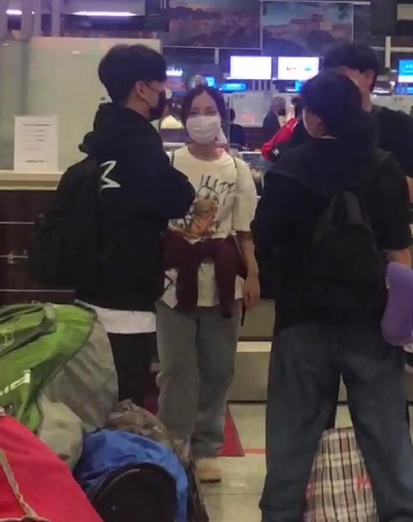 SkyHiVN's tweet photo. LeeHi &amp; DJ Wegun in HAN airport back to ICN

Have a safe flight and see you soon 😭👋🏻🙆🏻‍♀️

꽃이 필, 봄
비가 올, 여름
단풍이 질, 가을
하노이 겨울, 이하이 왔네 @leehi_hi 

#이하이 #LEEHI https://t.co/aD1nHlI1BY