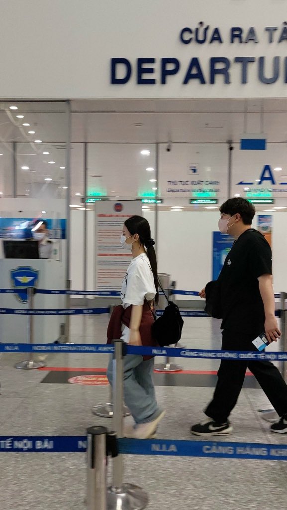 SkyHiVN's tweet photo. LeeHi &amp; DJ Wegun in HAN airport back to ICN

Have a safe flight and see you soon 😭👋🏻🙆🏻‍♀️

꽃이 필, 봄
비가 올, 여름
단풍이 질, 가을
하노이 겨울, 이하이 왔네 @leehi_hi 

#이하이 #LEEHI https://t.co/aD1nHlI1BY