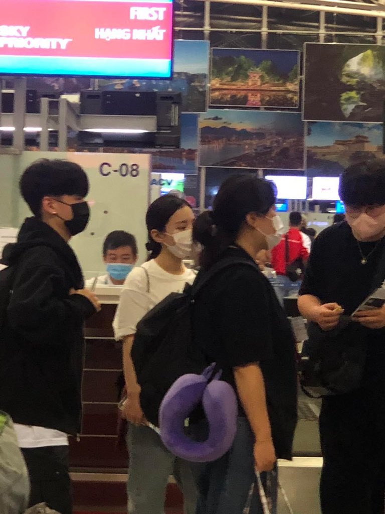 SkyHiVN's tweet photo. LeeHi &amp; DJ Wegun in HAN airport back to ICN

Have a safe flight and see you soon 😭👋🏻🙆🏻‍♀️

꽃이 필, 봄
비가 올, 여름
단풍이 질, 가을
하노이 겨울, 이하이 왔네 @leehi_hi 

#이하이 #LEEHI https://t.co/aD1nHlI1BY