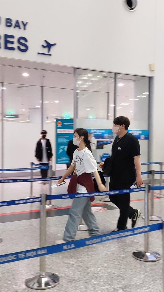 SkyHiVN's tweet photo. LeeHi &amp; DJ Wegun in HAN airport back to ICN

Have a safe flight and see you soon 😭👋🏻🙆🏻‍♀️

꽃이 필, 봄
비가 올, 여름
단풍이 질, 가을
하노이 겨울, 이하이 왔네 @leehi_hi 

#이하이 #LEEHI https://t.co/aD1nHlI1BY