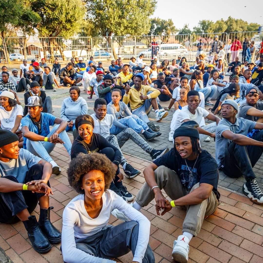 250 dancers waiting patiently to attempt a Guinness World Record title for the Largest Synchronised Amapiano Dance! Watch Stumbo Record Breakers today at 5.30pm on <a href="/etv/">@etv</a>