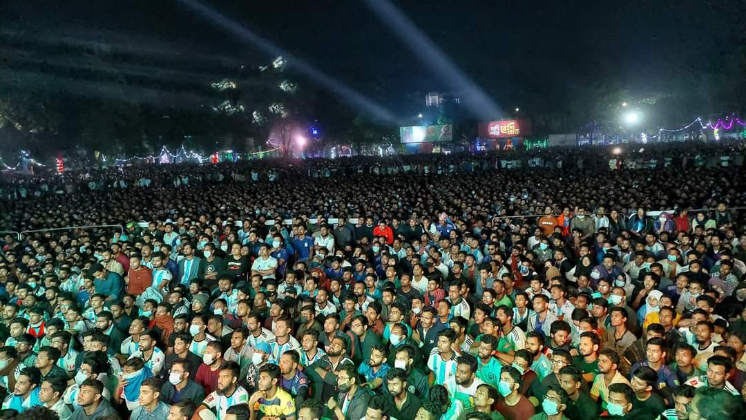 minhazism's tweet photo. Bangladeshi Football lovers watching FIFA World Cup Football match between Argentina and Mexico on the big screen.

November 27, 2022
Dhaka University, Bangladesh
Photo : Minhaz Chowdhury 

#fifaworldcup2022 #FIFAWorldCup #FIFA #dhaka #DU #argentina #mexico #football #bangladesh https://t.co/zP5PKKdKNk
