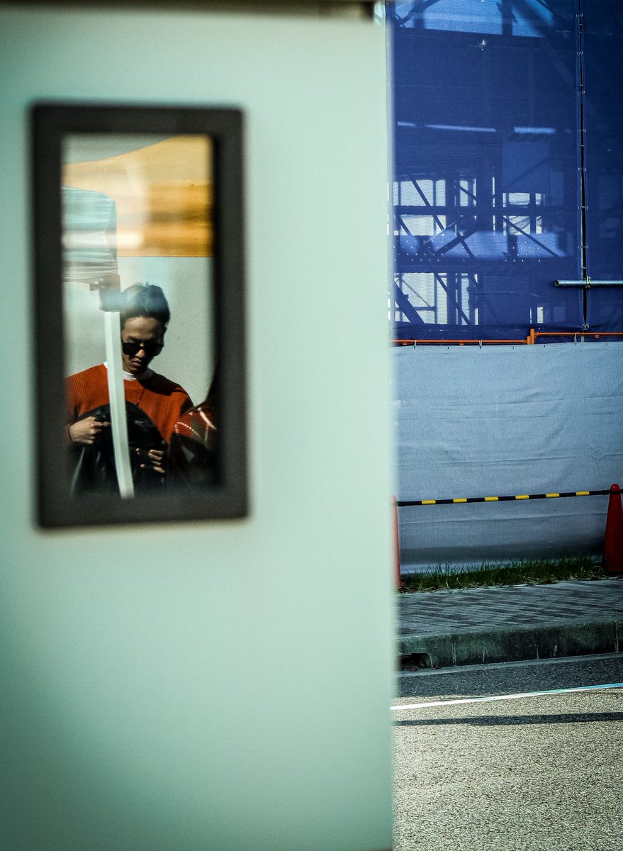 Framing 

Camera: Canon EOS Kiss X7 
Location: Kobe 
Editing: Lightroom 

#streetphotography
#streetphotographyjapan
#streetphotographyinternational
#spicollective
#streetartjaponism
#spi_reflection
#streetphotographers
#streets_storytelling
#spi_collective
#spi_colour