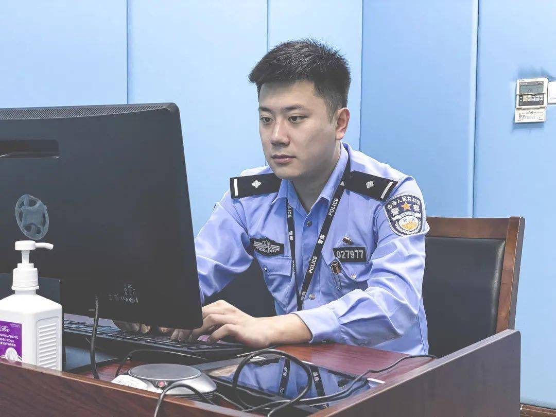 pachinovski's tweet photo. @SkyNews Shanghai 
The Chinese plainclothes policeman slapped the arrested protester
The pic of the police https://t.co/tSwgNX1oP8