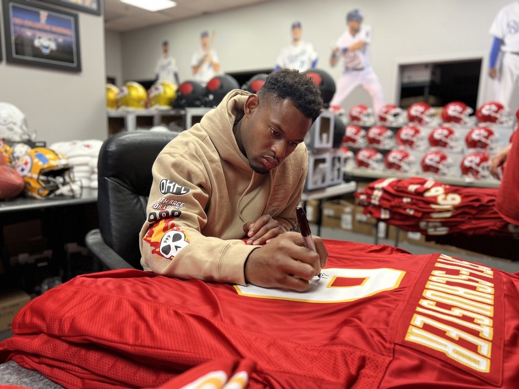 If JuJu Smith-Schuster scores a touchdown AND Kansas City wins today, we'll give a JuJu Smith-Schuster autographed jersey to someone who retweets this tweet AND follows us!

(Be aware of potential scam accounts. We will NOT message you asking for your credit card information.)