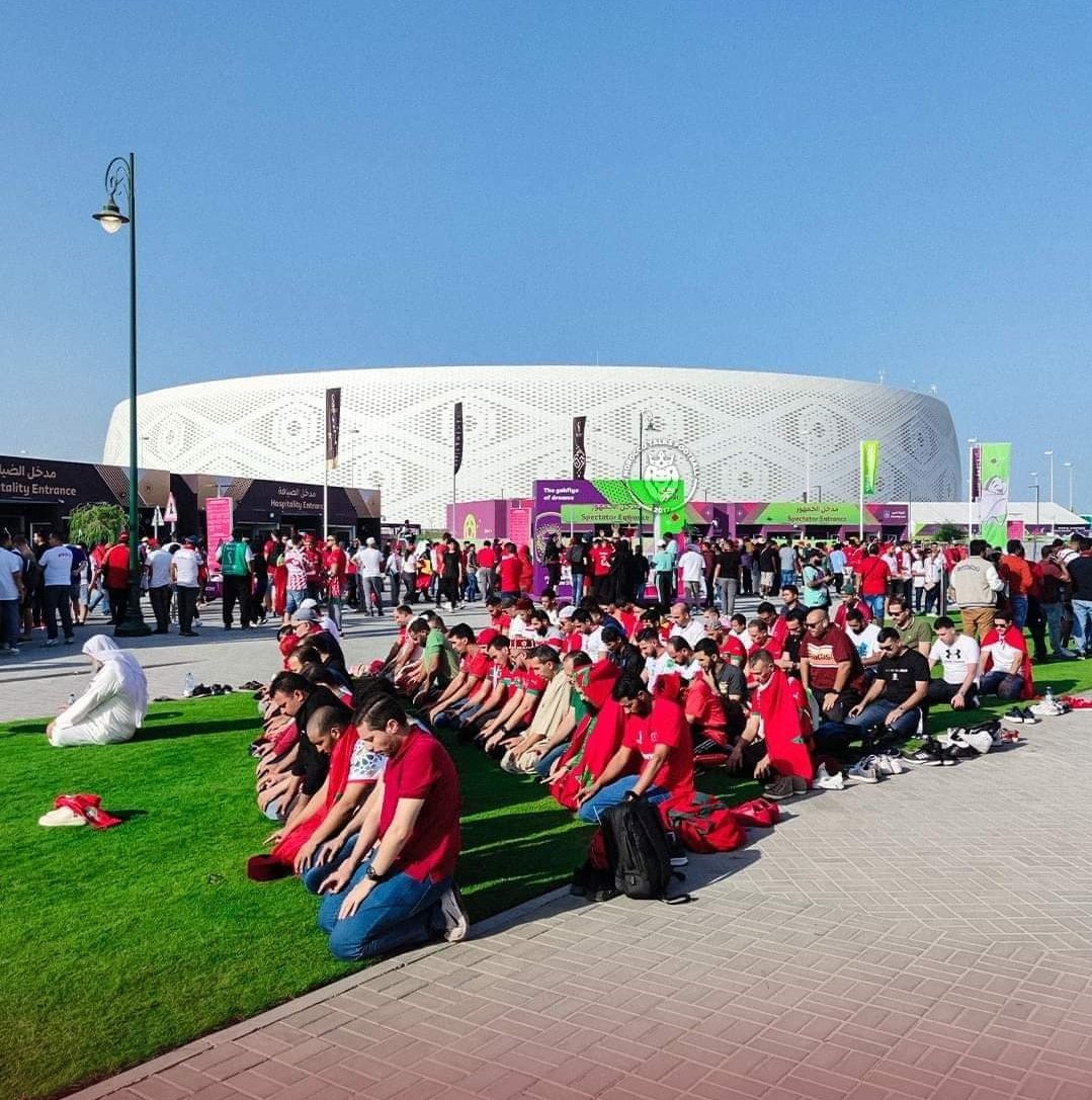 IlmFeed's tweet photo. Moroccan fans praying together outside the Al Thumama Stadium in Qatar. https://t.co/A3ZG0LCPCM