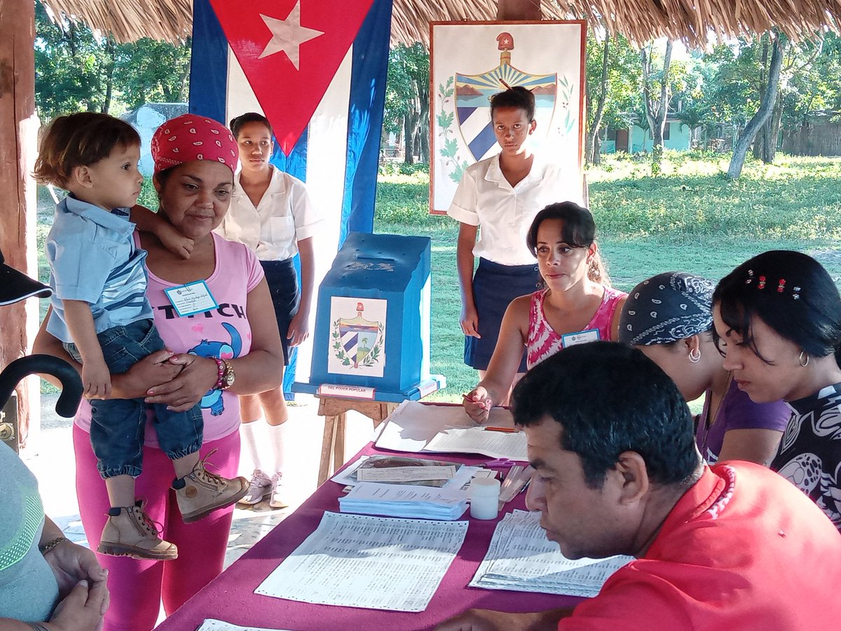 FernandoBalio2's tweet photo. Organización y participación Popular es el ambiente que se respira en #YaraGranma. 
#PCC
#VotoPorCuba 
@DiazCanelB 
@MMarreroCruz 
@CapoNapoles 
@escribano_cruz 
@NiurkaAlarcon1 
@ https://t.co/O3ZRLi7g5d