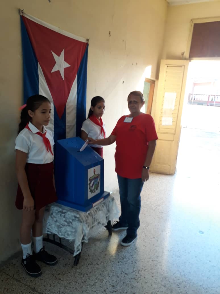 Organización y participación Popular es el ambiente que se respira en #YaraGranma. 
#PCC
#VotoPorCuba 
<a href="/DiazCanelB/">Miguel Díaz-Canel Bermúdez</a> 
<a href="/MMarreroCruz/">Manuel Marrero Cruz</a> 
<a href="/CapoNapoles/">Yanaisi Capó Nápoles</a> 
<a href="/escribano_cruz/">Francisco Alexis Escribano Cruz</a> 
<a href="/NiurkaAlarcon1/">Niurka Esther Alarcón Gómez</a> 
@