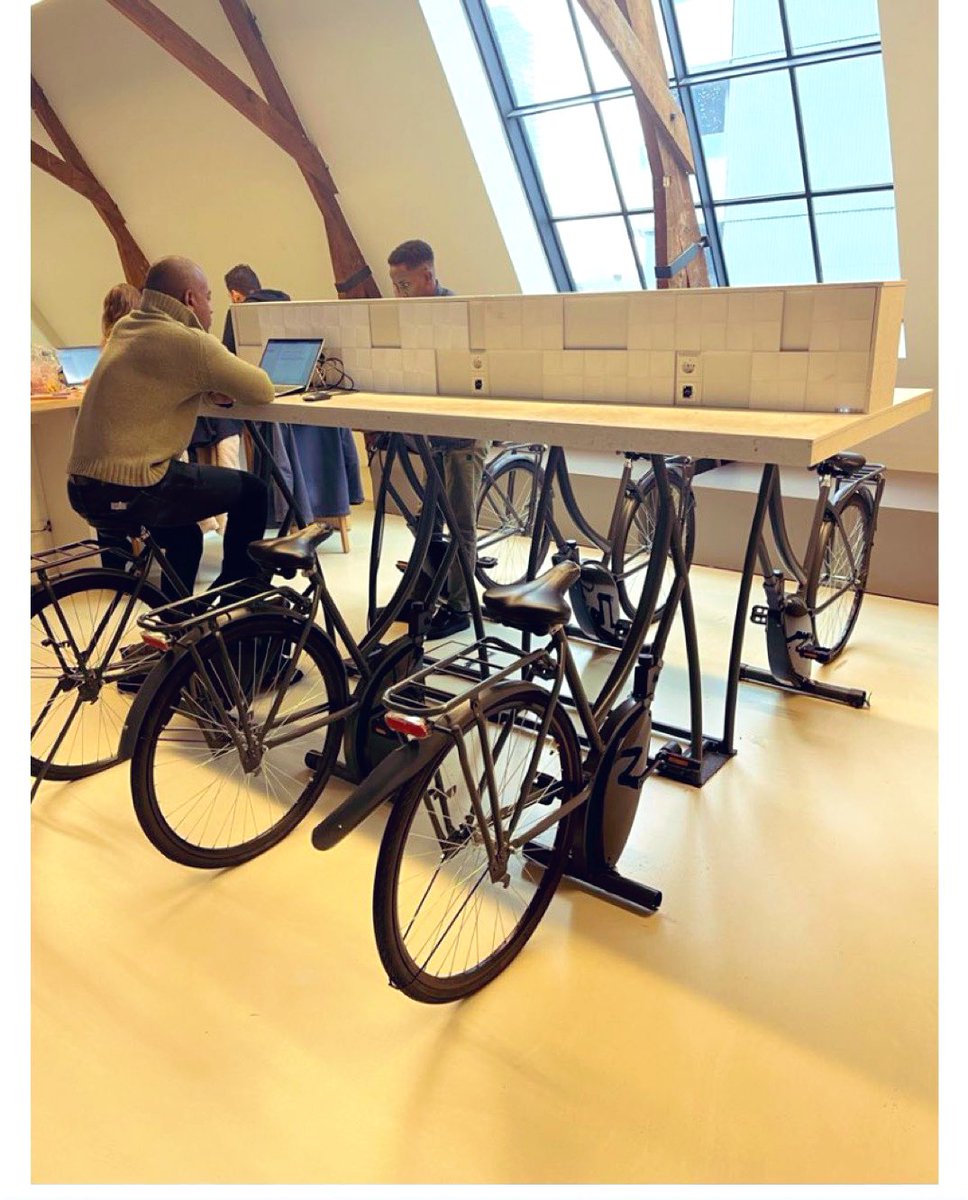 dirkjanjanssen's tweet photo. Estación de carga para dispositivos electrónicos, estilo holandés. https://t.co/GH725kIuTL