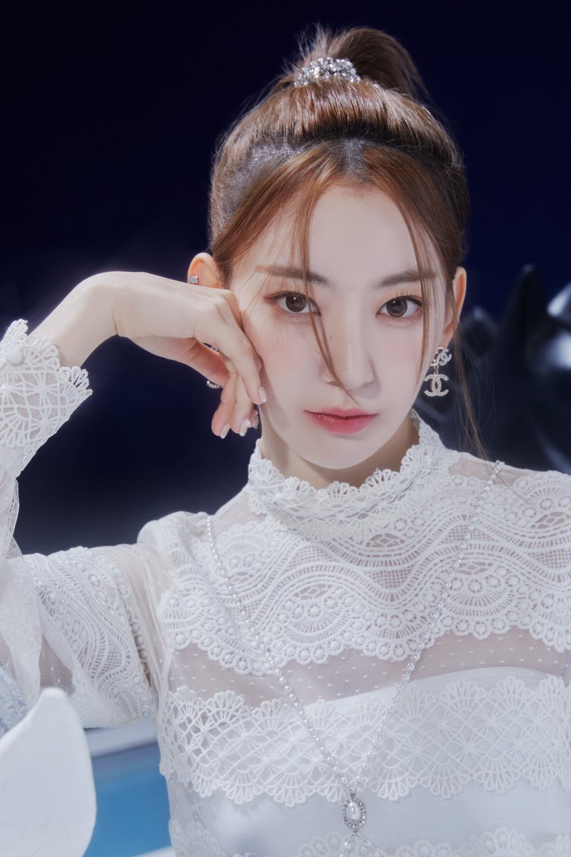 LE SSERAFIM JP 1st SG 'FEARLESS' CONCEPT PHOTO WHITE BACCHARIS #SAKURA #사쿠라 2023. 01. 25 #LE_SSERAFIM #르세라핌 #FEARLESS_JP