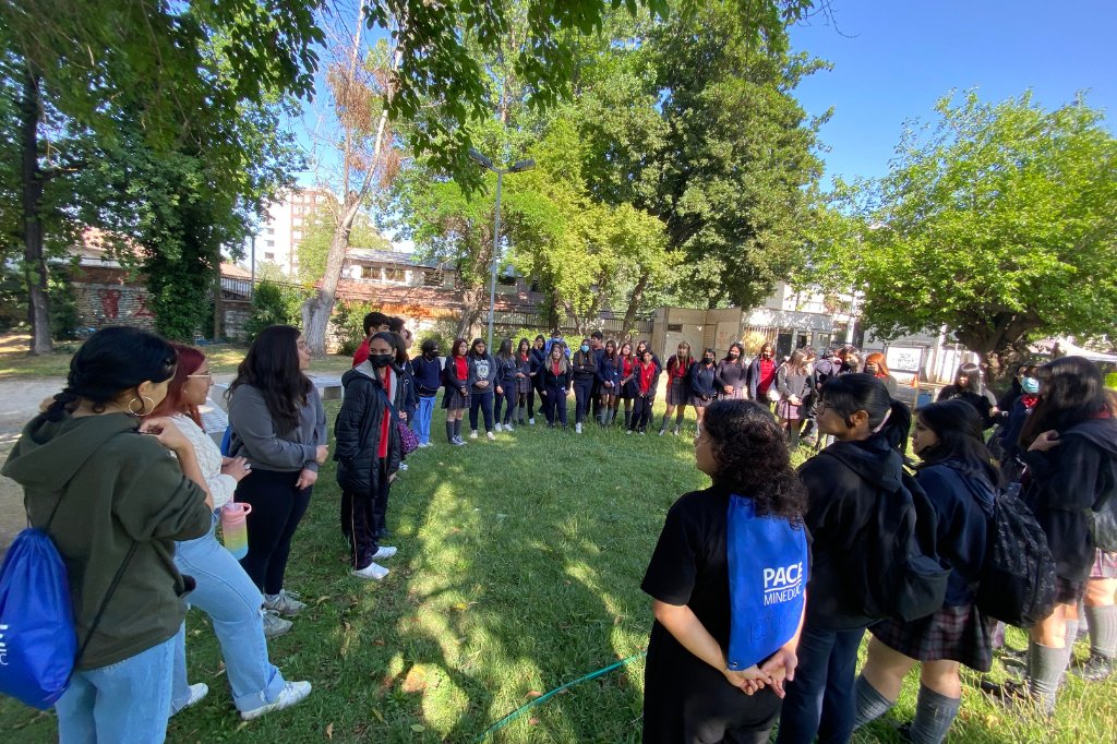 OficinaEquidad's tweet photo. Estudiantes secundarios #PACEUCH experimentan con arte, cobre y microbios junto a especialistas de la U. de Chile  https://t.co/mzQ0JlBiIq  @aprendizajeuch  @MCurriao  @fretamal1974 https://t.co/Xe4Bilx63J