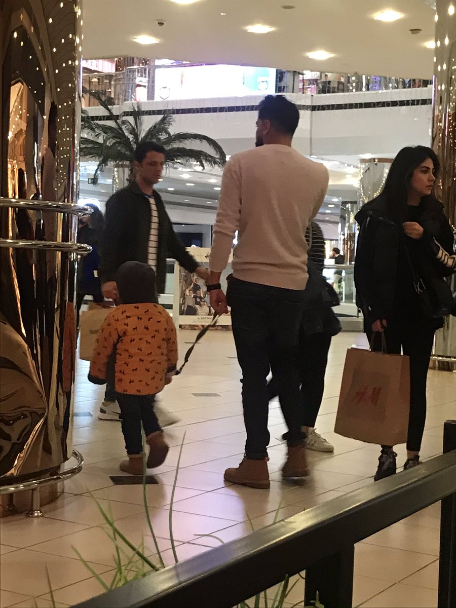 Çocuğuna tasma takan baba