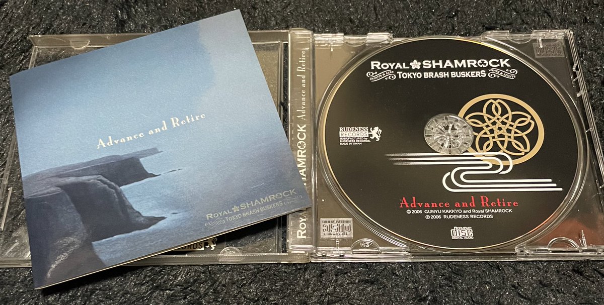 ChMpre's tweet photo. ROYAL SHAMROCKの1stアルバム。
Polkaやってたり正統派のIrish punkかと思いきや、Wbのスラップがいい味出してRustic感満載の曲があったりする。
The Battle Songが丁度いい塩梅でシブくてカッコいい。
やっぱりスラップは突如なんとなく聴きたくなる。
#サブスクじゃ聴けない　#Rustic #Irishpunk https://t.co/EI11GRQK5O