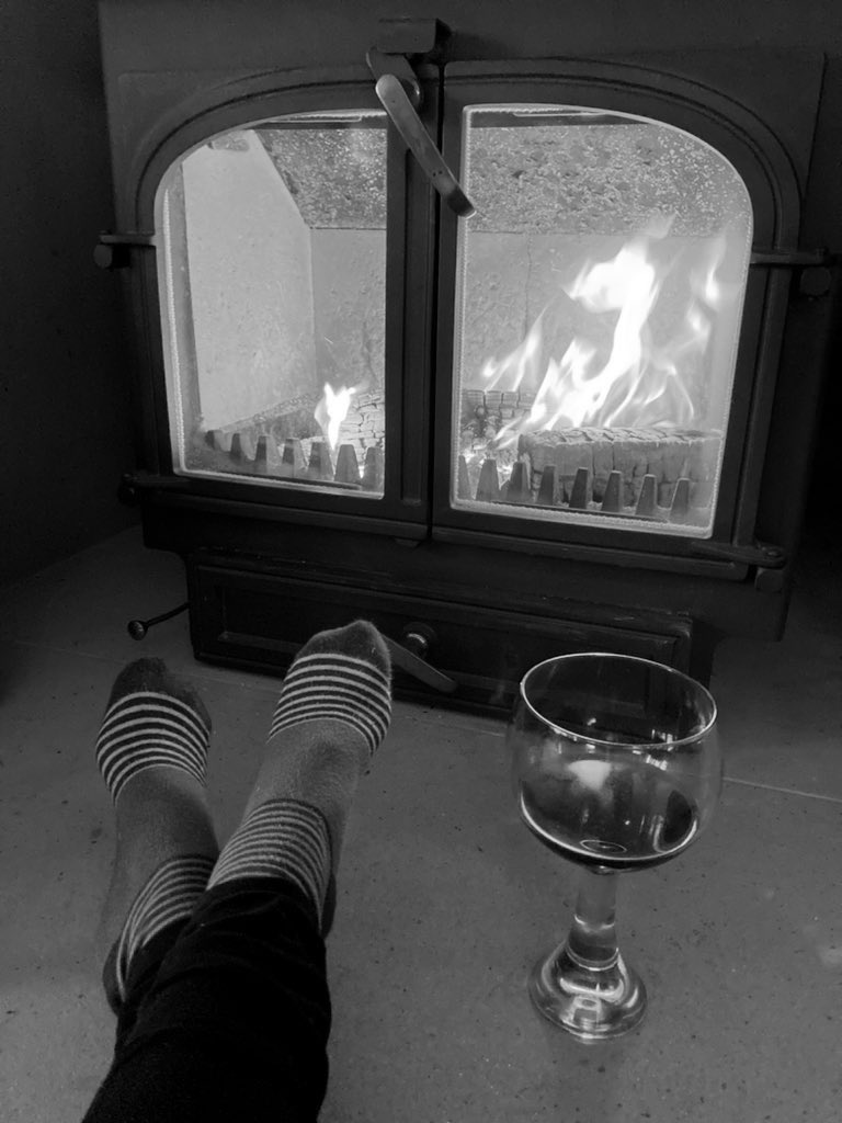 ClaireLouiseH's tweet photo. Happy Sunday! #logburningfire #dayoff #sundayvibes #blackandwhitephotography https://t.co/hTRrG2c2Ko