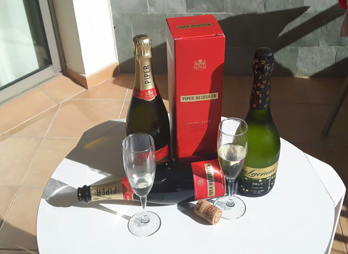 StuartReidBooks's tweet photo. Our hotel have given us a bottle of bubbly for some unknown reason 😎 Maybe they want us to become 'influencers' for older people 😂😂😂
#InfluenceThis #PiperHeidsick
#authorontour https://t.co/GEIputxB3Z