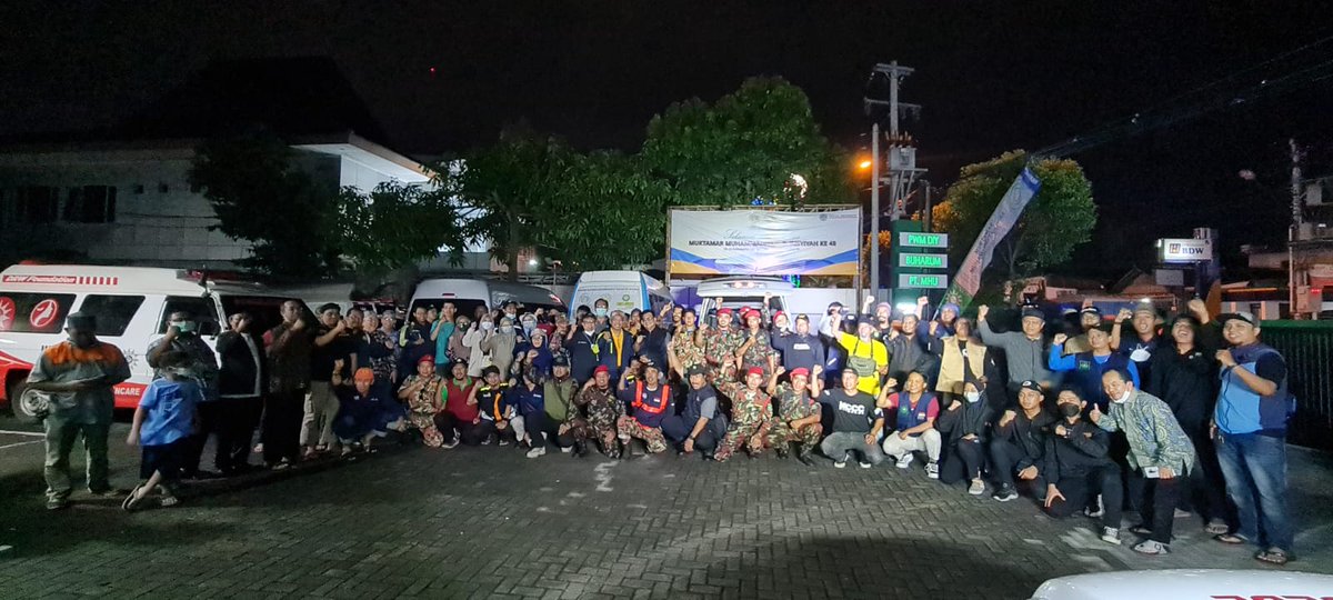 arifjamalimuis's tweet photo. Malam ini melepas 50relawan  muhammadiyah PWM DIY yg terdiri dari tim kesehatan, kokam... menuju ke Cianjur respon Gempa... disana bergabung dgn tim Muhammadiyah yg dikoordinir mdmc PP muhammadiyah
@LAZISMU @MDMCIndonesia https://t.co/xF3x8JPjgs