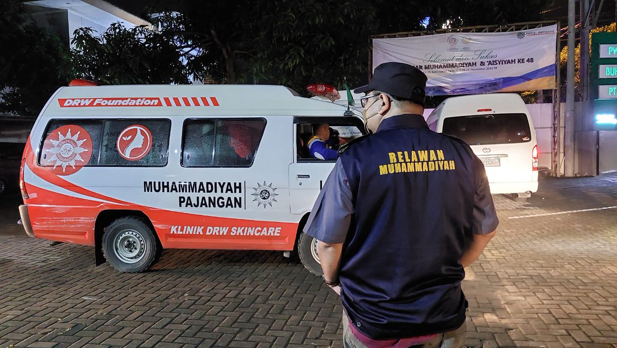 arifjamalimuis's tweet photo. Malam ini melepas 50relawan  muhammadiyah PWM DIY yg terdiri dari tim kesehatan, kokam... menuju ke Cianjur respon Gempa... disana bergabung dgn tim Muhammadiyah yg dikoordinir mdmc PP muhammadiyah
@LAZISMU @MDMCIndonesia https://t.co/xF3x8JPjgs