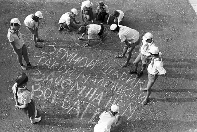 HistoryFoto's tweet photo. Антивоенная пропаганда, пионерский лагерь «Океан». СССР. 1987 г. https://t.co/5Rehe9DBi9