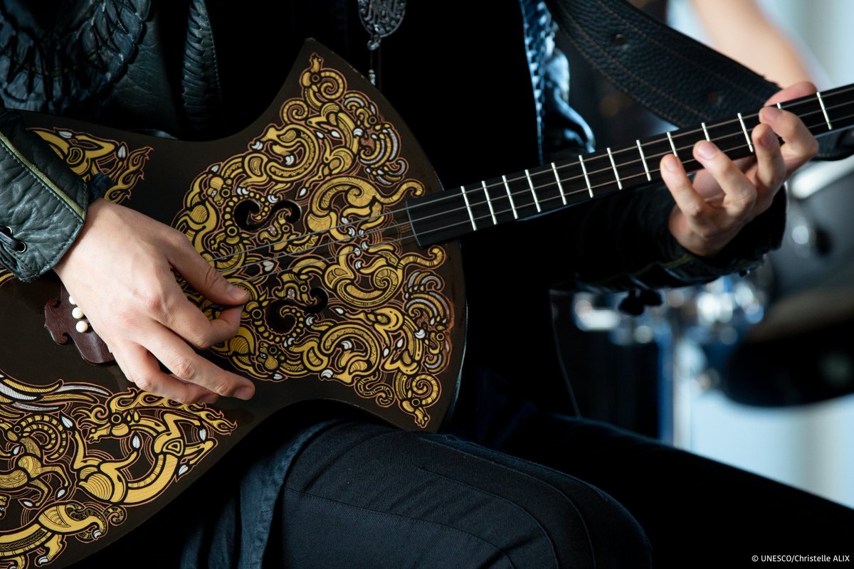 AAzoulay's tweet photo. Le groupe de heavy metal mongol @TheHUofficial devient Artiste pour la paix de l’@UNESCO_fr. Ses chansons soulignent la beauté et la fragilité de notre #environnement en alliant musique moderne et musiques traditionnelles inscrites au patrimoine culturel immatériel de l'humanité. https://t.co/mw1EZ6QdHP