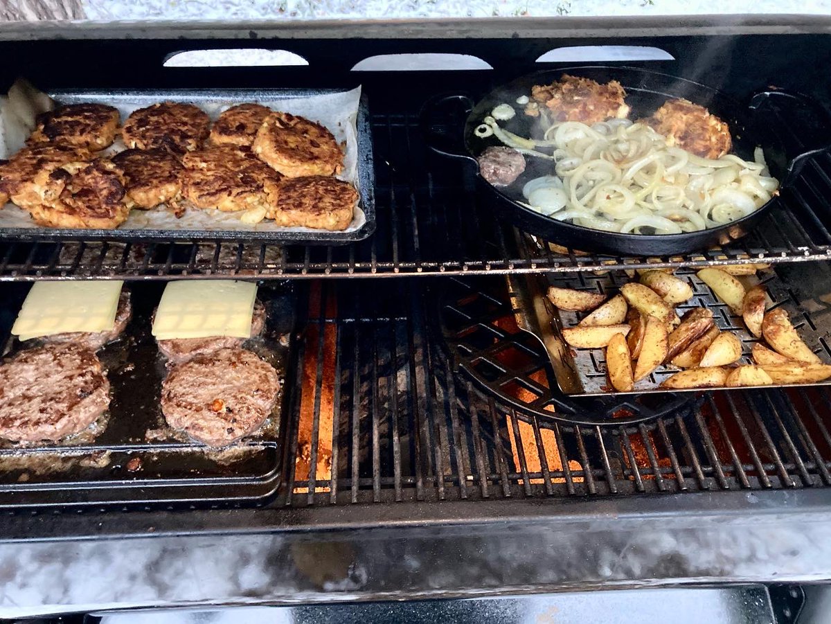 saunahermanni's tweet photo. Ennen ja jälkeen kuvat. Sunnuntai&amp;ruokakooma #kotona #vapaapäivä #burgerit https://t.co/mykZTEyVDq