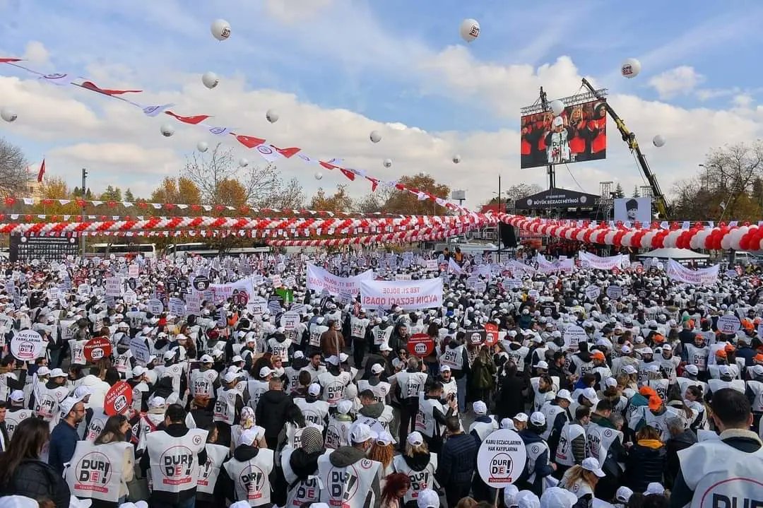 zbbayrac's tweet photo. Hak ettiğimiz değeri alabilmek için tüm meslektaşlarımızla, fakültelerde okuyan genç meslektaşlarımızla, eczane çalışanlarımızla ve ailelerimizle birlikte Anıtpark’tayız. Ankara bugün herbirlikte çok daha güzel. 
#27KasımBüyükEczacıMitingi
#EczacıyaHakEttiğiDeğerVerilmelidir https://t.co/lI2DRgE5UW