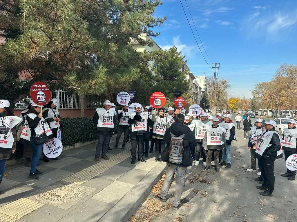 zbbayrac's tweet photo. Hak ettiğimiz değeri alabilmek için tüm meslektaşlarımızla, fakültelerde okuyan genç meslektaşlarımızla, eczane çalışanlarımızla ve ailelerimizle birlikte Anıtpark’tayız. Ankara bugün herbirlikte çok daha güzel. 
#27KasımBüyükEczacıMitingi
#EczacıyaHakEttiğiDeğerVerilmelidir https://t.co/lI2DRgE5UW