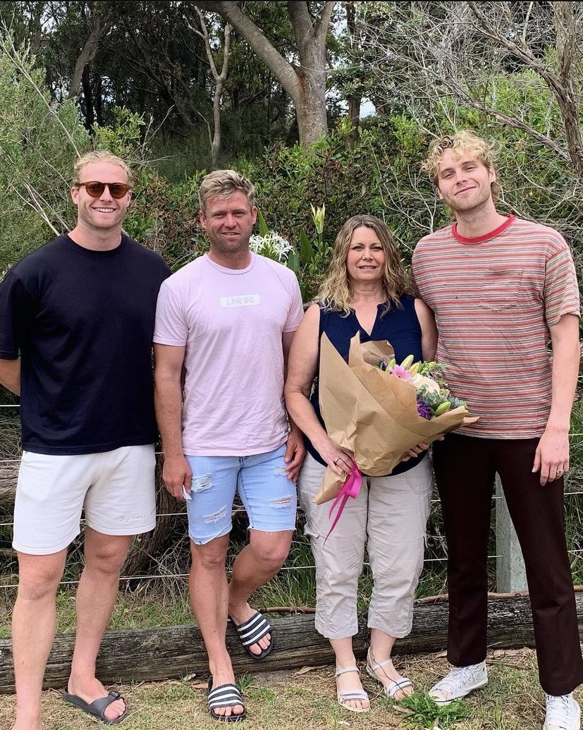 5SOSMexico's tweet photo. Liz en Instagram: “So happy to see all my boys in one place together” https://t.co/gdnbRMjBA5