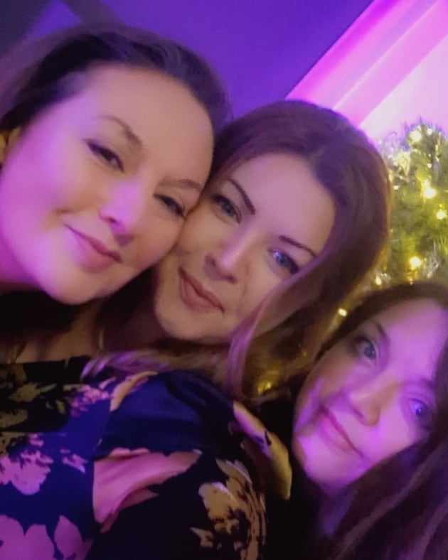 Kelly Hutchinson tweet media