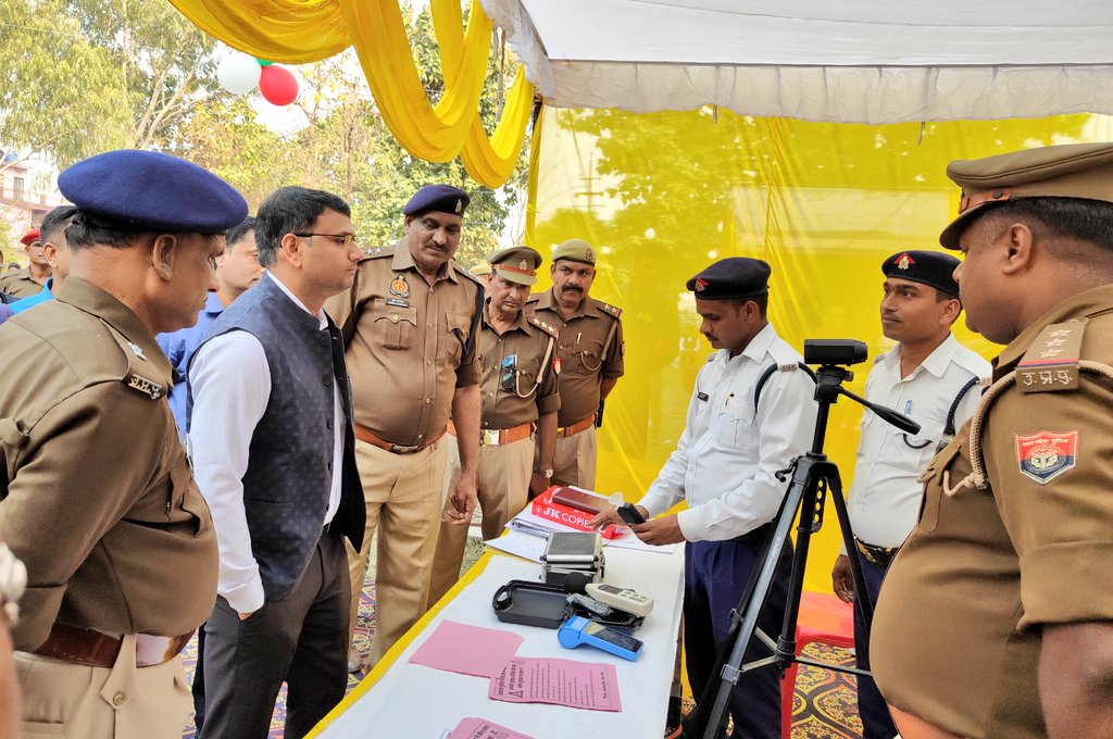 gondapolice's tweet photo. #SPGonda @akashtomarips के निर्देशन में यातायात मेले में यातायात पुलिस द्वारा स्टॉल लगाकर लोगो को वाहन चलाते समय सावधानी बरतने एवम यातायात नियमों का पालन कर दुर्घटनाओं से बचाव हेतु जागरूक भी किया गया।
#RoadSafety
#safe_drive https://t.co/7MIsqaugYj