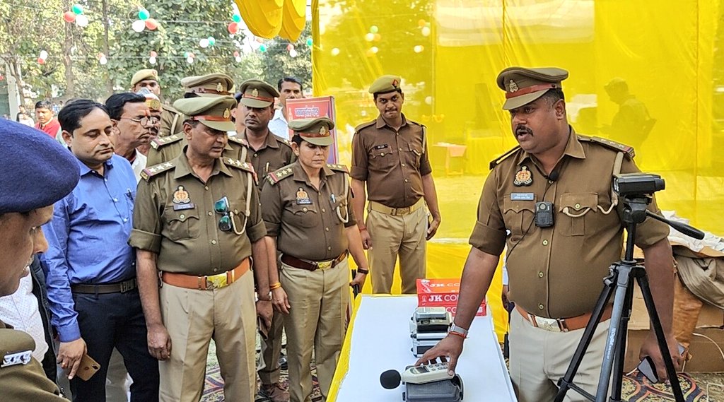 gondapolice's tweet photo. #SPGonda @akashtomarips के निर्देशन में यातायात मेले में यातायात पुलिस द्वारा स्टॉल लगाकर लोगो को वाहन चलाते समय सावधानी बरतने एवम यातायात नियमों का पालन कर दुर्घटनाओं से बचाव हेतु जागरूक भी किया गया।
#RoadSafety
#safe_drive https://t.co/7MIsqaugYj