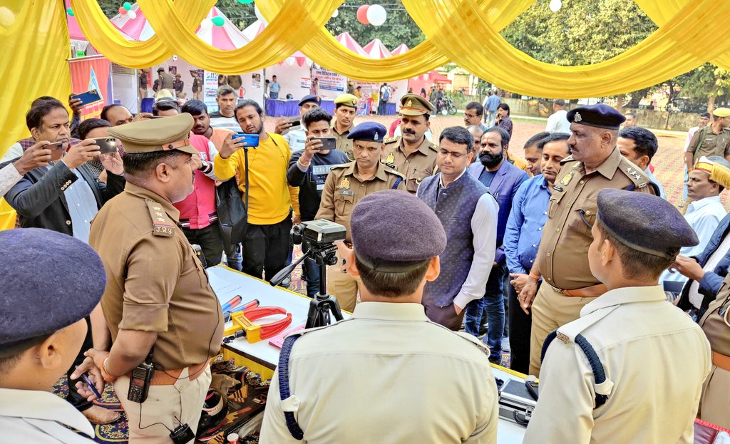 gondapolice's tweet photo. #SPGonda @akashtomarips के निर्देशन में यातायात मेले में यातायात पुलिस द्वारा स्टॉल लगाकर लोगो को वाहन चलाते समय सावधानी बरतने एवम यातायात नियमों का पालन कर दुर्घटनाओं से बचाव हेतु जागरूक भी किया गया।
#RoadSafety
#safe_drive https://t.co/7MIsqaugYj