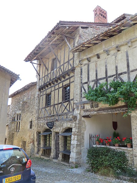 Maison Tacani à #Pérouges (#Ain) Façade et toitures (cad. 1404) : classement par arrêté du 19 avril 1937.
Suite 👉 monumentum.fr/maison-tacani-…
#Patrimoine #MonumentHistorique