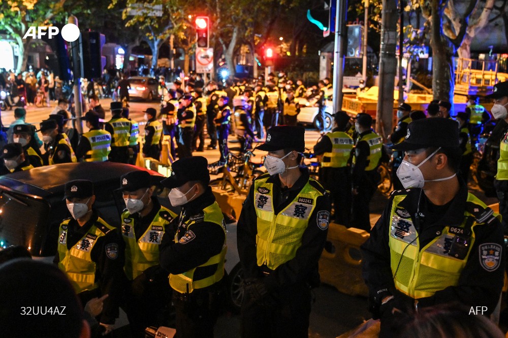 AFPespanol's tweet photo. #ÚLTIMAHORA  Cientos de personas se manifestaron en Wuhan, en el centro de China, contra las restricciones sanitarias, casi tres años después de detectarse el primer caso mundial de covid-19 en esa ciudad. En otras urbes también estallaron protestas similares (foto) https://t.co/OTnJyVHx7b