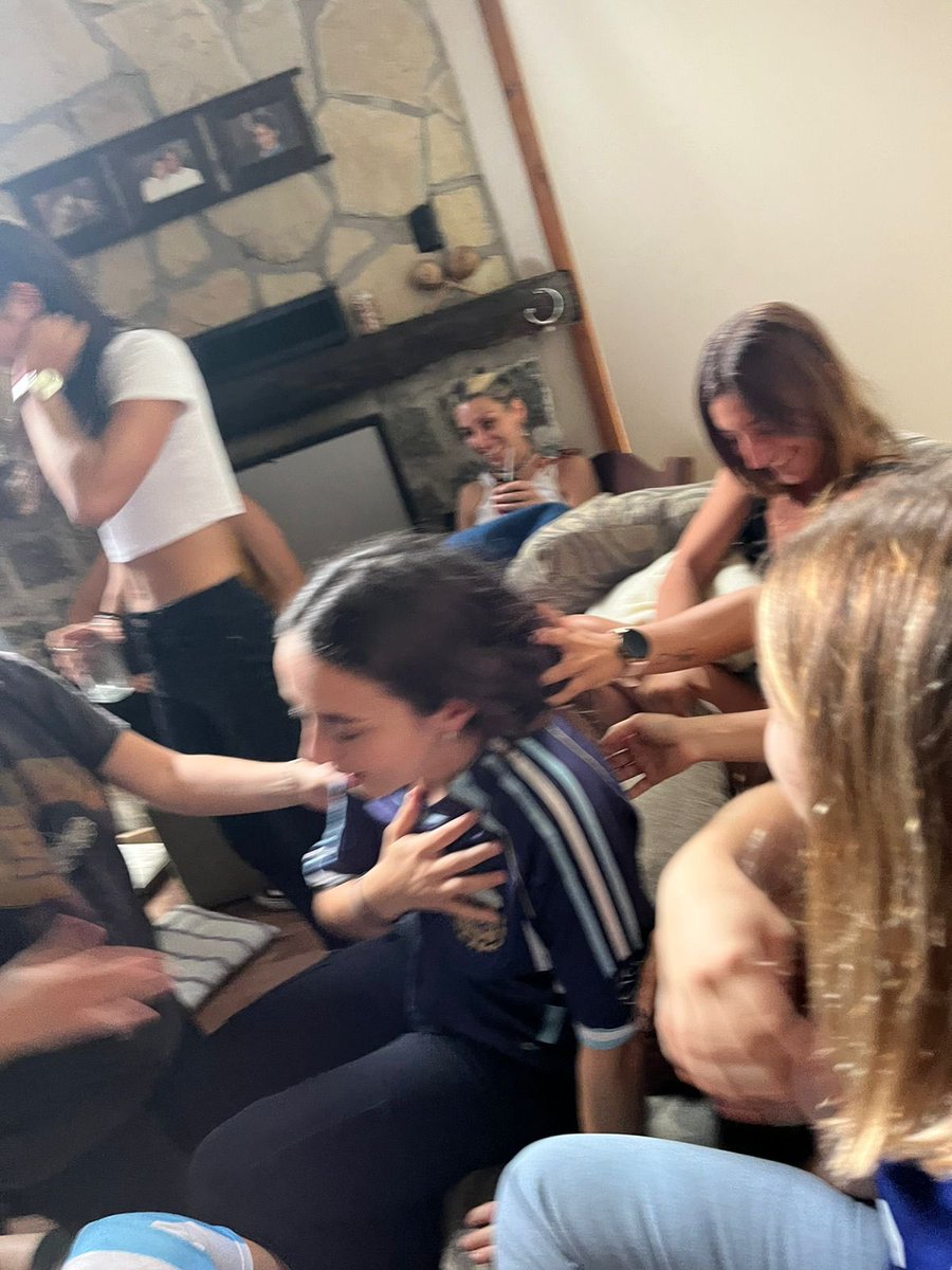 carnovoaa's tweet photo. La que no sufrió nada el partido fue milito. Foto post desmayo después del gol de Messi https://t.co/0p0PWAcGAq