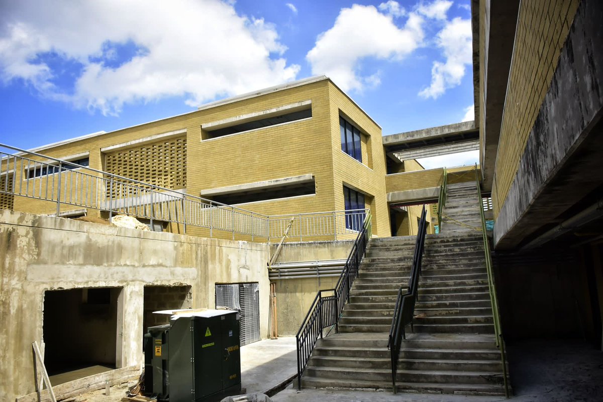 jaimepumarejo's tweet photo. Así va el colegio Nuevo Bosque, que pronto se llenará con los sueños de bilingüismo y doble titulación de casi 1.200 estudiantes. Una inversión junto a @fpiesdescalzos para la seguridad y desarrollo económico del barrio. Esta es la #RevoluciónEducativa de Barranquilla! https://t.co/QeorJqYIcU