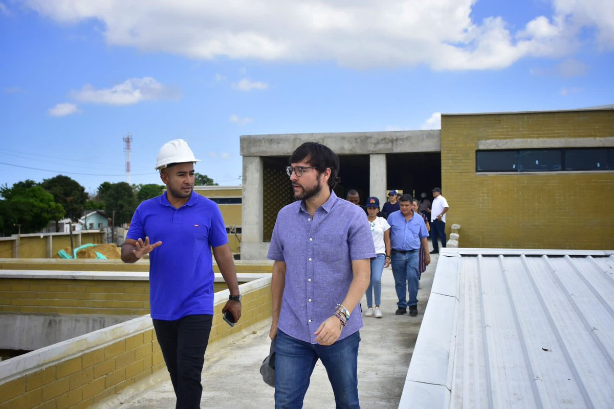 Así va el colegio Nuevo Bosque, que pronto se llenará con los sueños de bilingüismo y doble titulación de casi 1.200 estudiantes. Una inversión junto a <a href="/fpiesdescalzos/">Fundación Pies Descalzos</a> para la seguridad y desarrollo económico del barrio. Esta es la #RevoluciónEducativa de Barranquilla!