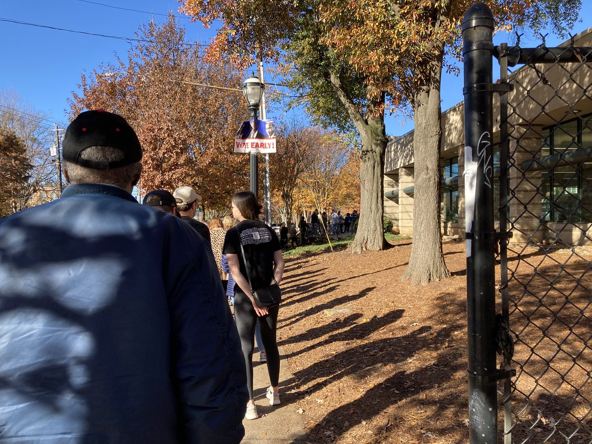 MelindaATL's tweet photo. Line for early voting at Ponce de Leon Library #voteearly #GAsenaterunoff https://t.co/Bb1ecuNrlh
